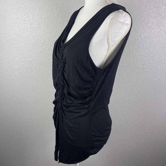 Black top with ruching down the middle - Picture 4 of 9